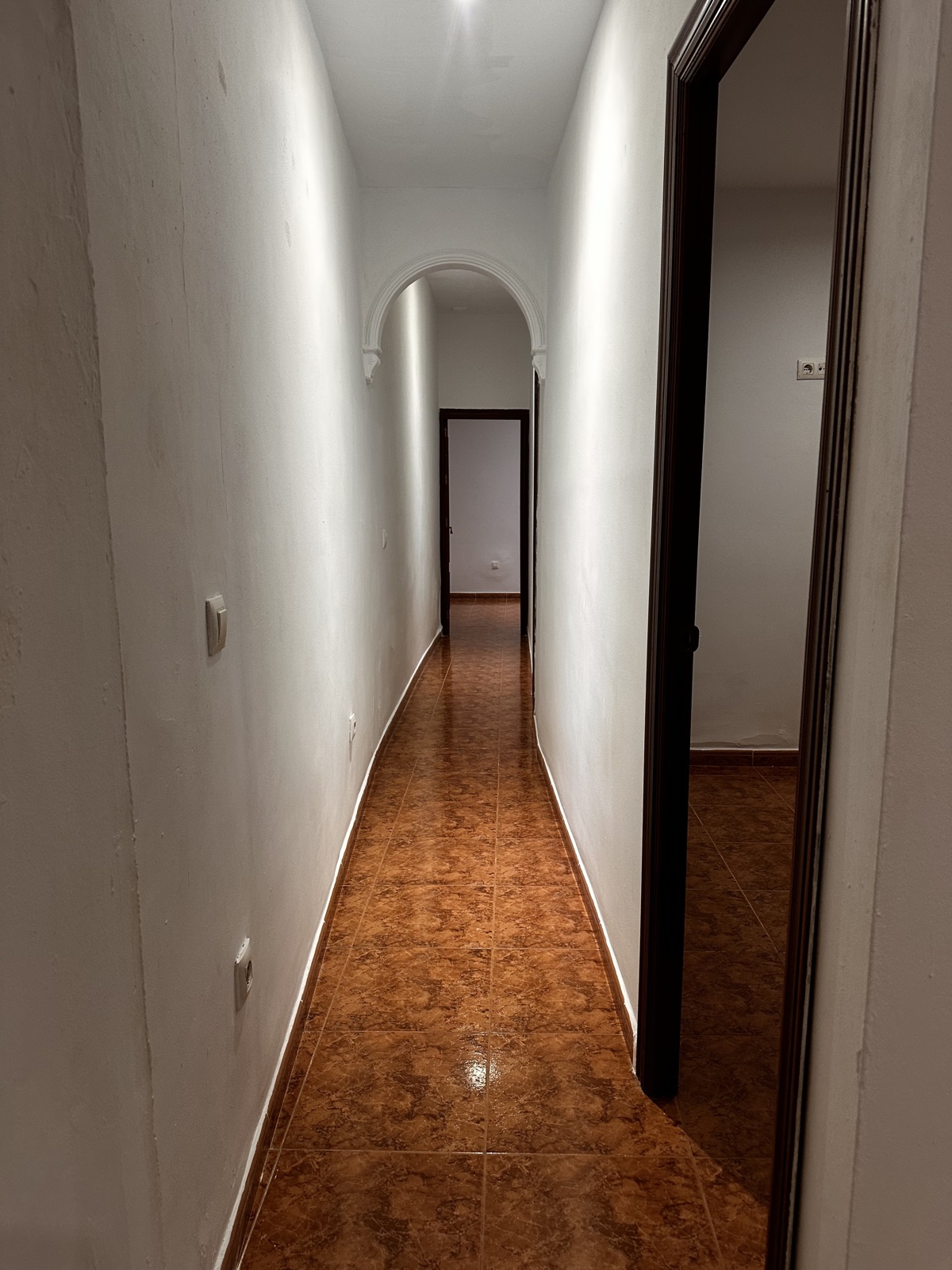 Pasillo con arco restaurado, antes