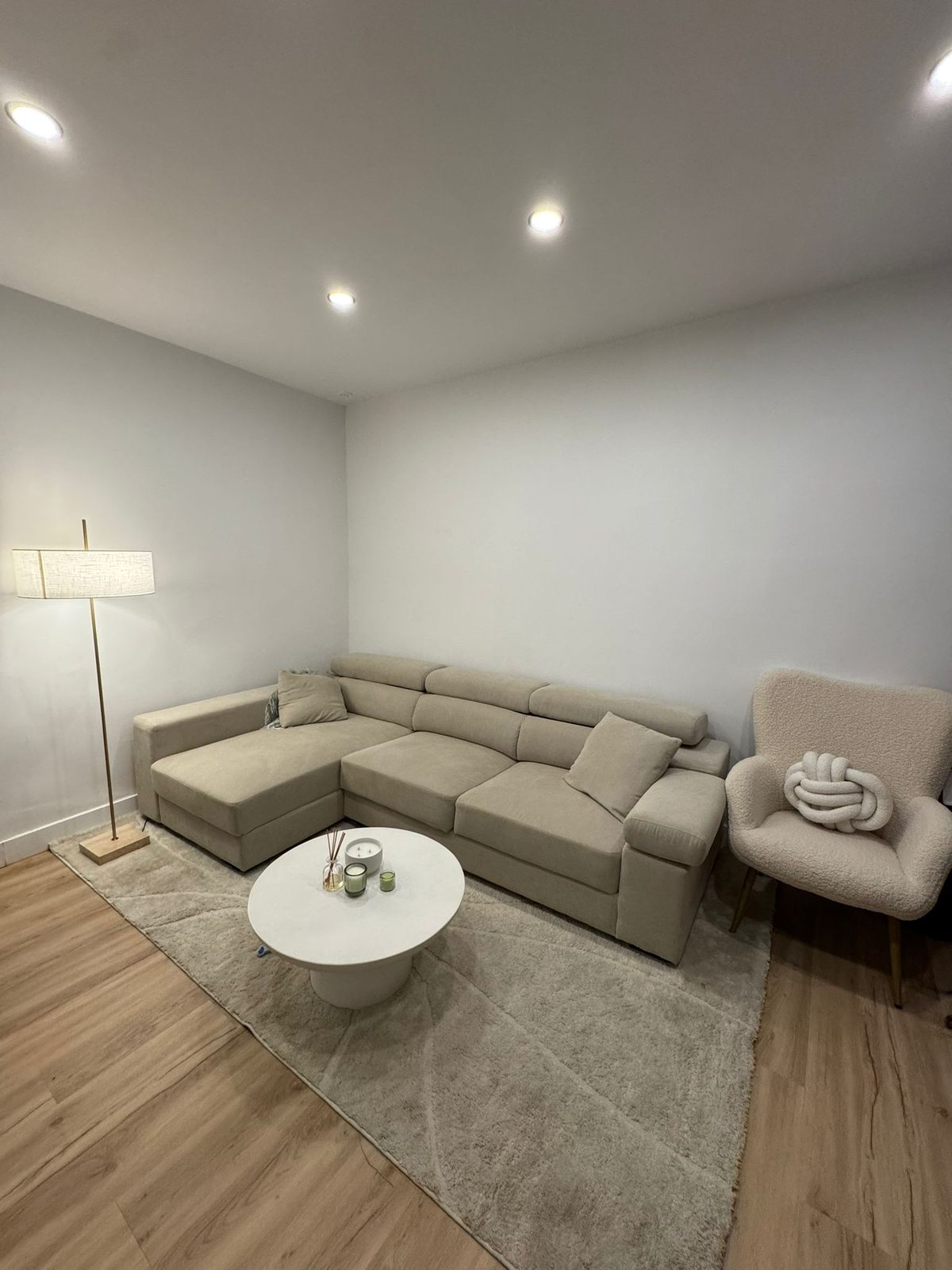 Salón reformado del apartamento de Fabio Rufino, Cádiz